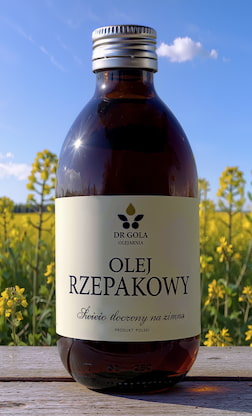 Butelka oleju rzepakowego na tle pola rzepaku