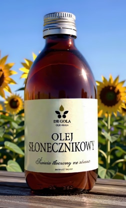 Butelka oleju słonecznikowego na tle pola słoneczników