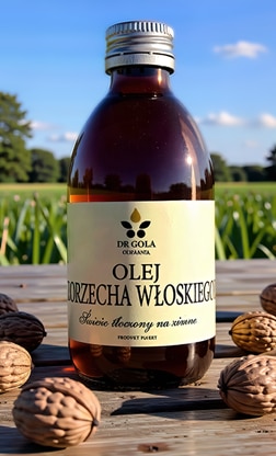 Butelka oleju z orzechów włoskich i orzechy