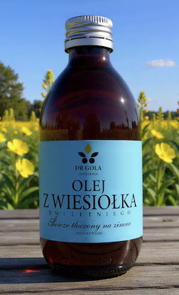 Butelka oleju z wiesiołka dwuletniego na tle pola wiesiołka